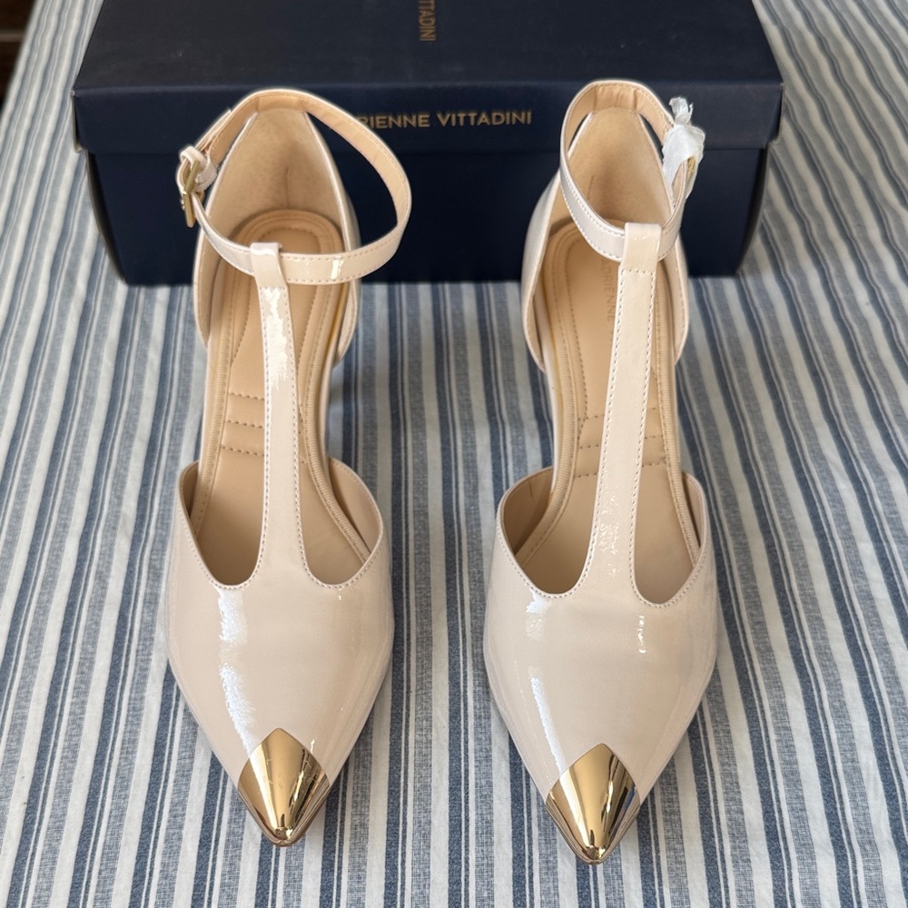 Adrienne Vittadini Beige and Gold Pointed Heels